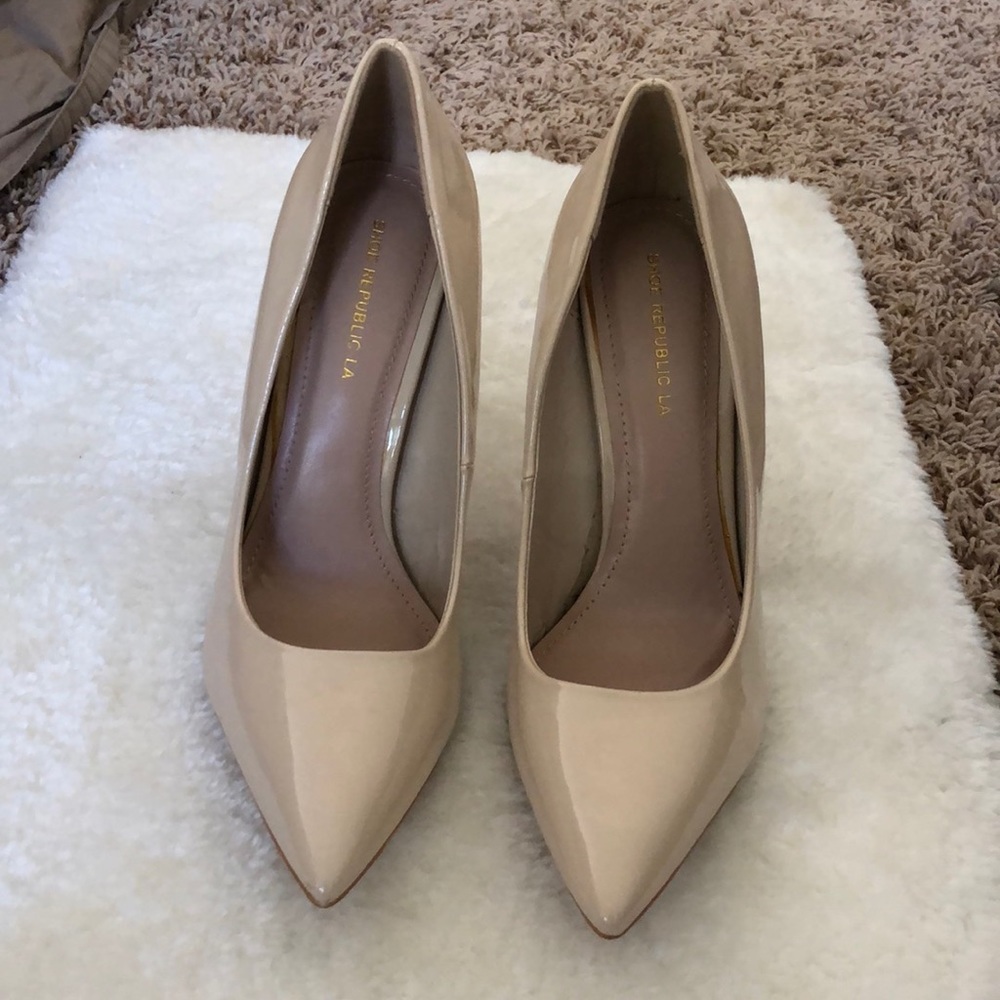 Nude heeled shoes